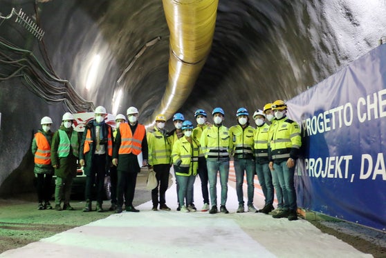 LR Alfreider und LH Kompatscher (vorne v.r.) mit einem Teil des BBT-Teams bei der Ankunft der TBM Serena am Brenner. (Foto: LPA/Ingo Dejaco)