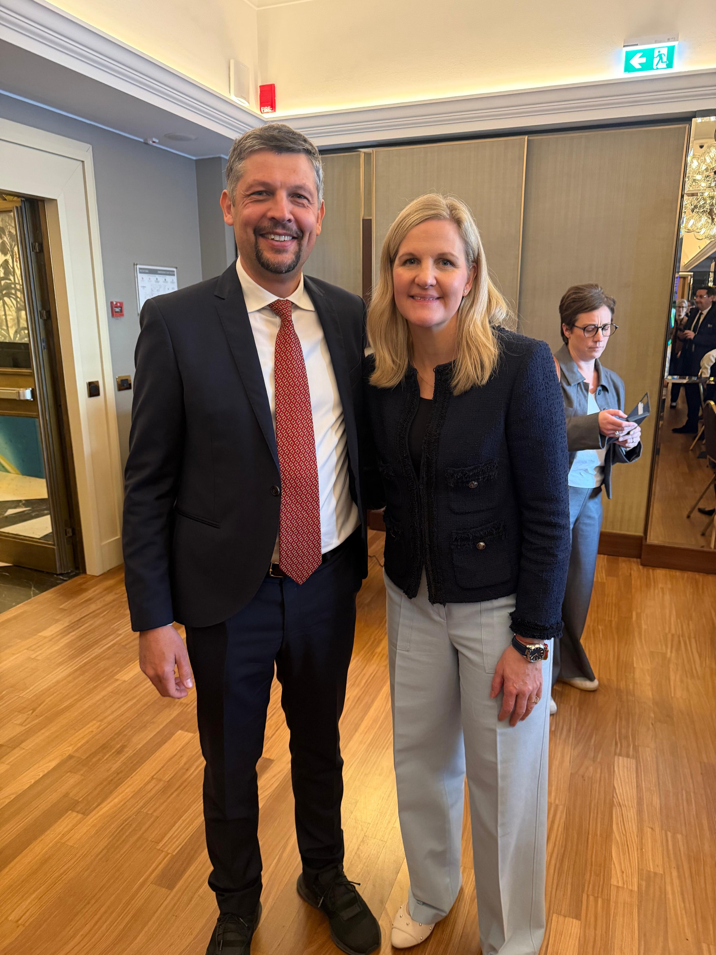 Il vicepresidente della Provincia Alfreider con la presidente del Comitato Olimpico Internazionale Kirsty Coventry. (Foto: USP/Bruno Benedetto)