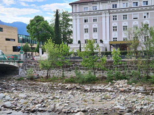 Pulito e stuccato. Il rinnovato muro d'argine sul lato sinistro orografico del Passirio tra il ponte del teatro (a sinistra nella foto) e la passerella Martin Lutero. (Foto: ASP/Ufficio bacini montani ovest)