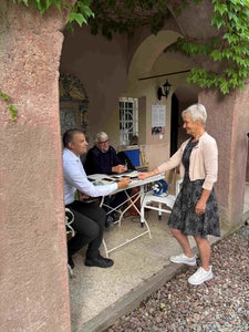 Aktion der Villa Freischütz: Eine Besucherin übergibt den IT-Experten ihr altes Handy. (Foto: Stiftung Navarini-Ugarte)