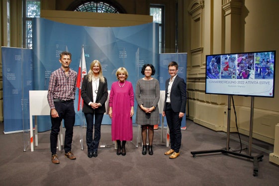 Gaben einen Überblick über die Sommerbetreuung 2022: (v.l.) Giorgio Storti, Elisabeth Frenner, Landesrätin Waltraud Deeg, Heidi Gamper, Carmen Plaseller (Foto: LPA/Greta Stuefer)