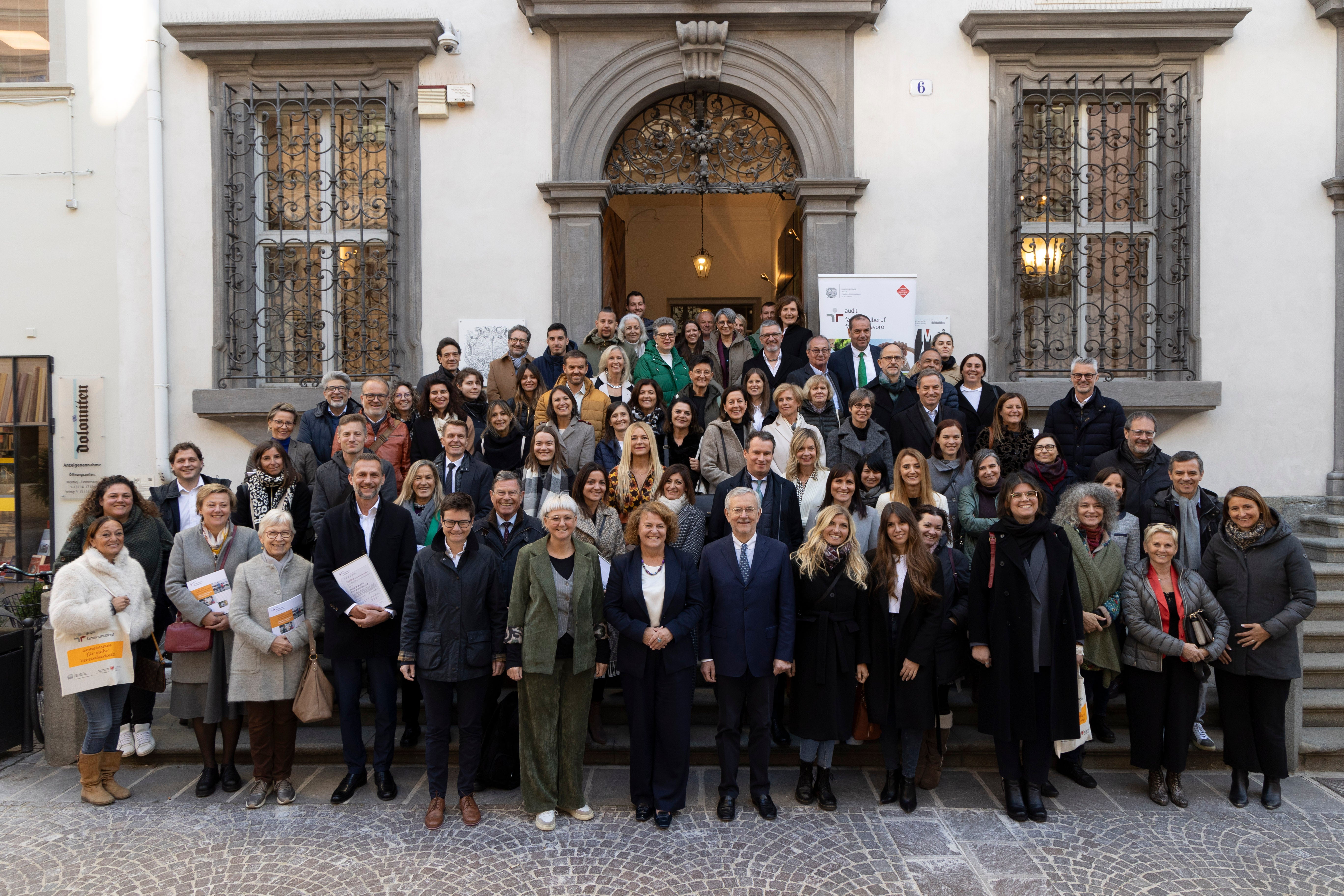 26 datori di lavoro altoatesini hanno ricevuto oggi (14 novembre) il certificato audit famigliaelavoro. In questo modo si impegnano ad adottare una politica aziendale orientata alla famiglia e alla vita. (Foto: USP/Camera di commercio di Bolzano/Alan Bianchi)