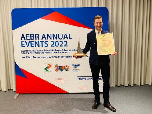 Stefan Graziadei dell'Euregio con il Premio Sail of Papenburg (Foto: Euregio)