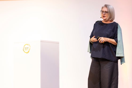 Dass man vieles aus alten Siedlungsformen und Bauweisen lernen könne, vor allem im Umgang mit Ressourcen und mit dem gebauten Erbe, unterstrich Landeskonservatorin Karin Dalla Torre. (Foto: LPA/Tiberio Sorvillo)