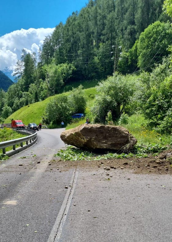 Wegen des Felssturzes vom 5. Juni bleibt die Straße ins Schnalstal bei Neuratheis länger gesperrt. Schutzvorrichtungen müssen gebaut werden. Dreimal täglich wird die Straße kurz für den Verkehr geöffnet. (Foto: LPA/Straßendienst)