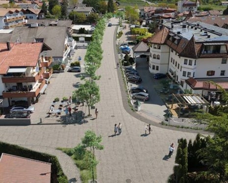 Das Rendering zeigt das Ortszentrum von Rabland, das zur Fußgängerzone umgestaltet werden soll. (Foto: LPA/Amt für Infrastrukturen)