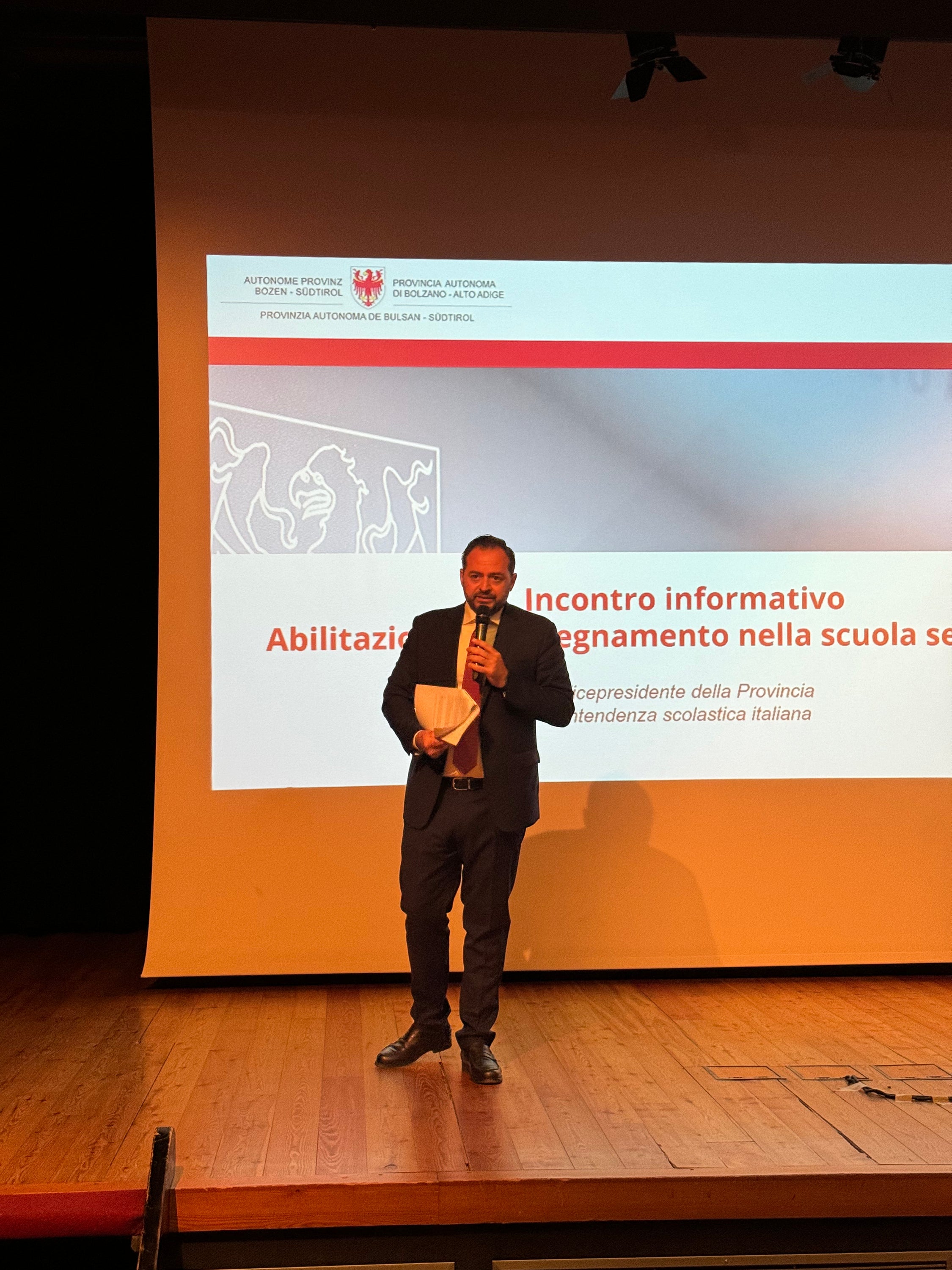 “Il mondo dei cosiddetti precari mi sta molto a cuore”, ha detto ieri (16 maggio) il vicepresidente Galateo nell'incontro informativo con i docenti a tempo determinato (Foto: ASP/Direzione Istruzione e Formazione italiana)