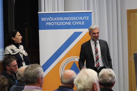 Winteropening eröffnet: Landesrat Schuler und die Direktorin des Landesamtes für Meteorologie und Lawinenwarnung Munari gestern Abend in der Aula Zivilschutz der Agentur für Bevölkerungsschutz. (Foto: LPA/Maja Clara)