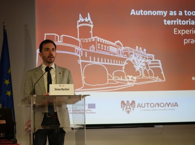 Der Trentiner Landesrat Simone Marchiori: Die Autonomie hat geholfen, ein Grenzgebiet in eine Brücke des Dialogs und Zusammenlebens zu verwandeln. (Foto: Euregio/Armin Gluderer)
