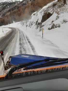 Bereits am gestrigen Vormittag begannen die Mitarbeiter des Landesstraßendienstes mit den präventiven Salzstreuungen. (Foto: Agentur für Bevölkerungsschutz/Landesstraßendienst)