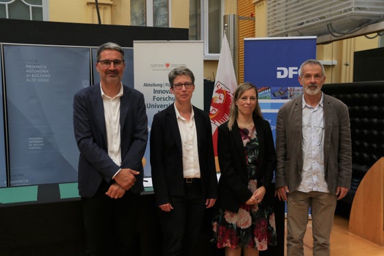 Il presidente Kompatscher con i partner dei fondi di ricerca di Austria, Svizzera, Germania e Lussemburgo, (da sinistra) Britta Siegmund (DFG), Simona Berardi Vilei (SNF) e Georg Kaser (FWF), durante l'evento a Bolzano della scorsa estate. (Foto: ASP/Guido Steinegger)