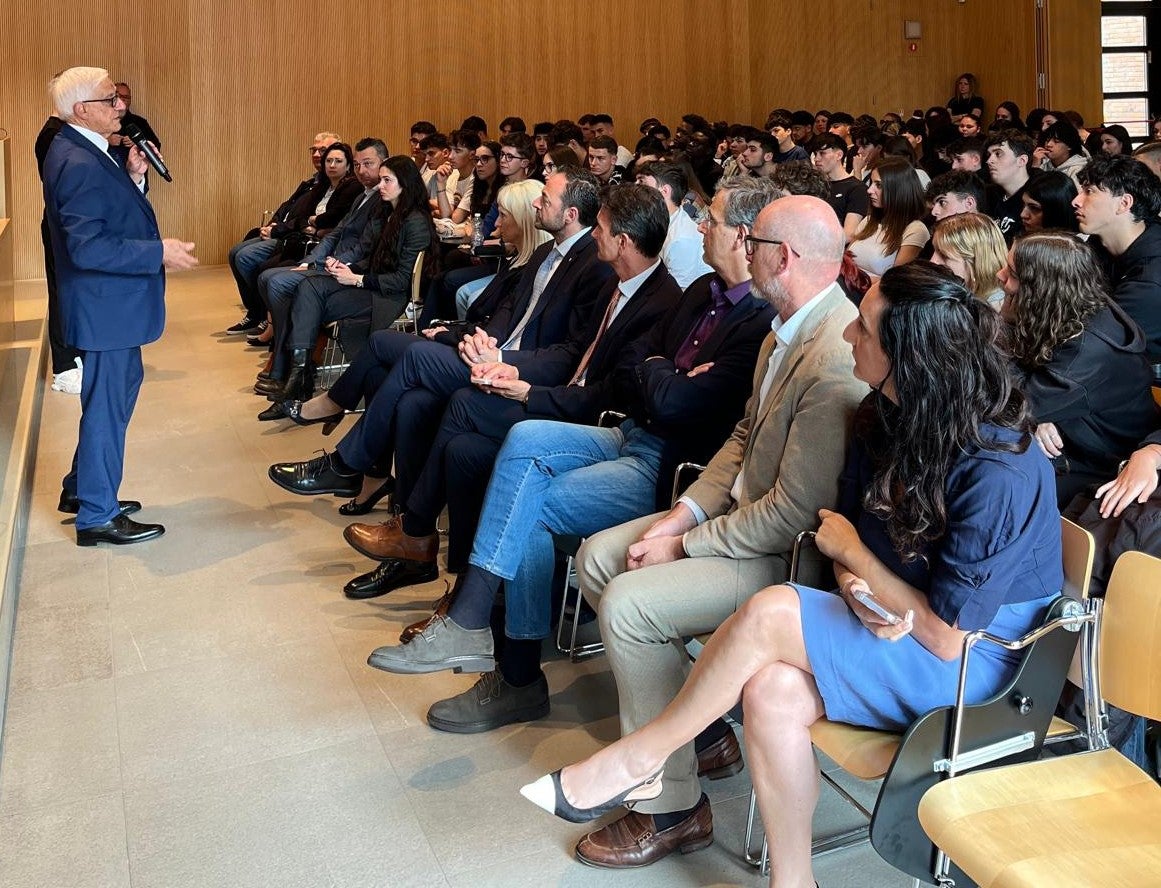 Der kalabrische Unternehmer Tiberio Bentivoglio berichtete den Schülerinnen und Schülern sowie Vertretungen der italienischen Schulwelt über seine Lebensgeschichte und den Kampf gegen die kalabrische Mafia. (Foto: LPA)