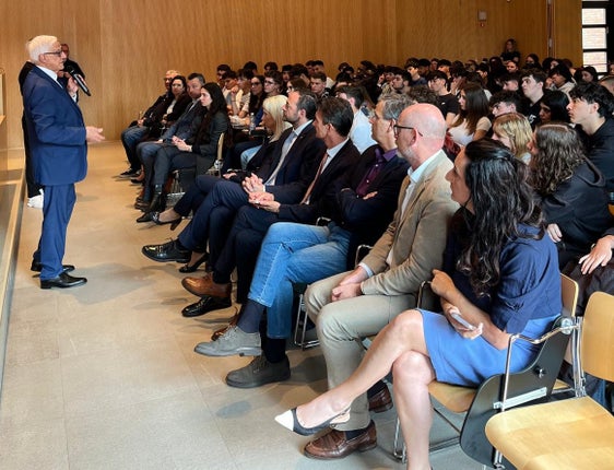 Uniti per la legalità. All'interno del progetto pluriennale di educazione alla Legalità che coinvolge le classi dalla seconda in poi, il CTS ha proposto agli studenti l'incontro con Tiberio Bentivoglio (nella foto durante il suo racconto). Calabrese d'origine e testimone di giustizia, Bentivoglio vive sotto scorta a seguito della sua coraggiosa opposizione al sistema mafioso della "ndrangheta". (Foto: USP)