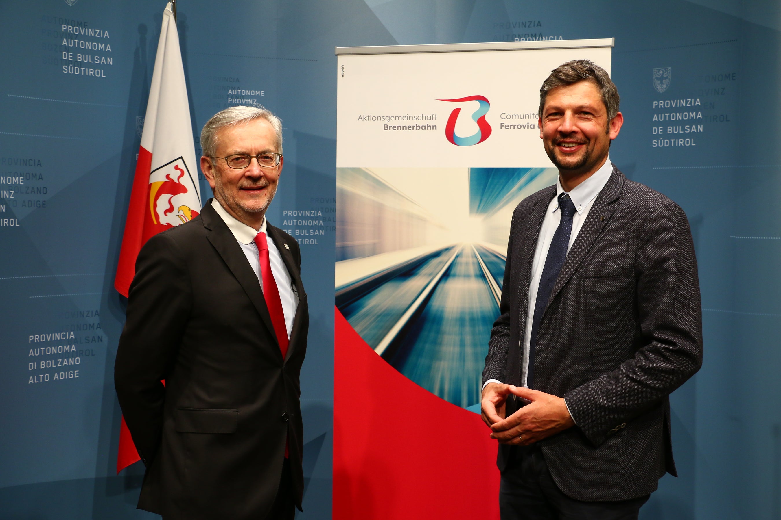 Mobilitätslandesrat Daniel Alfreider (rechts im Bild) und Handelskammerpräsident Michl Ebner (links) unterstreichen die Bedeutung leistungsfähiger, zuverlässiger und attraktiver Bahnverbindungen als Alternative zum Individualverkehr. (Foto: LPA/Ingo Dejaco)