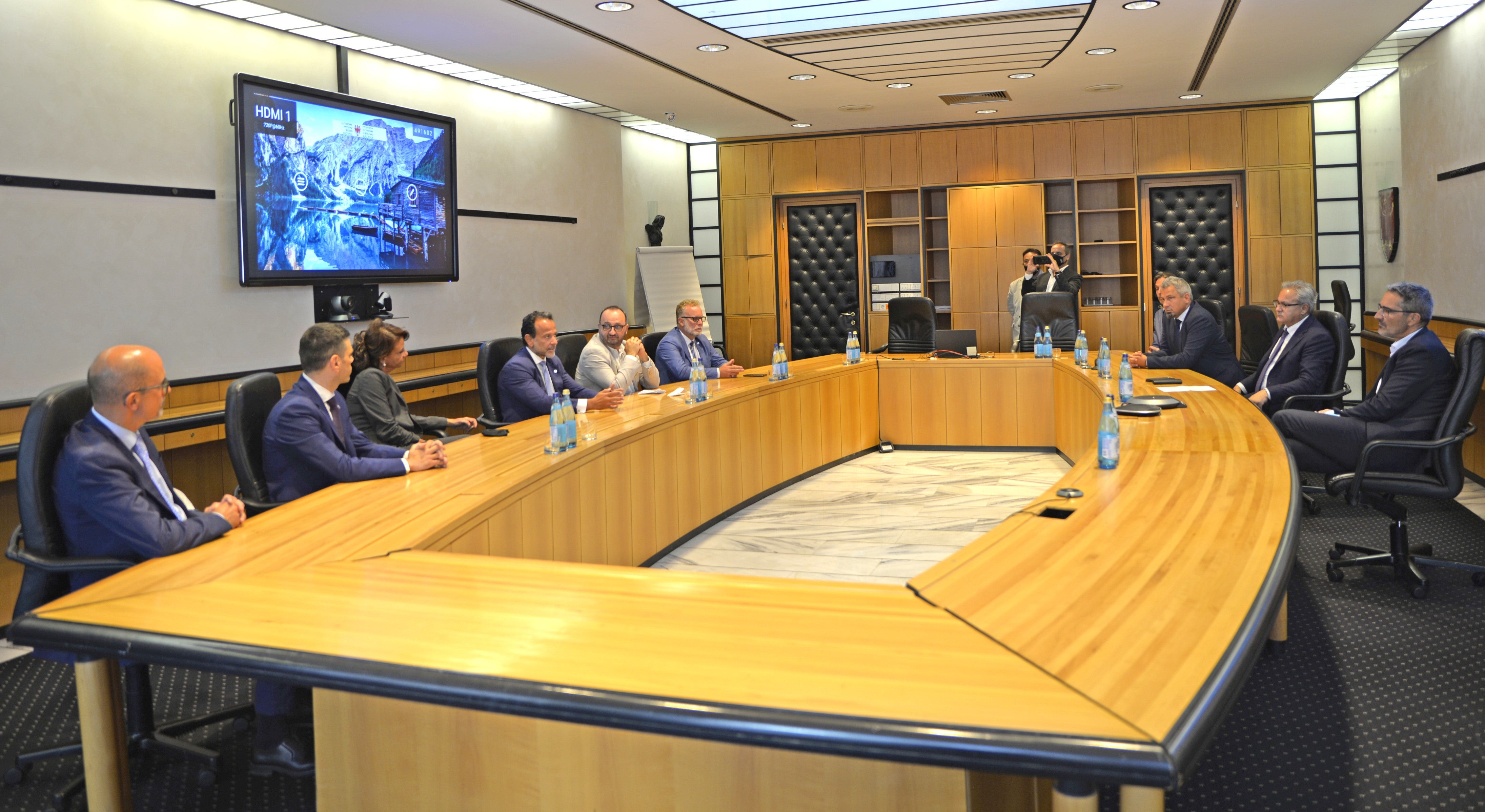 Il presidente della Provincia Arno Kompatscher ha incontra ieri (24 agosto) il direttore generale dell'Agenzia delle Dogane e dei Monopoli ( Foto: ASP/Igor Cocca)  