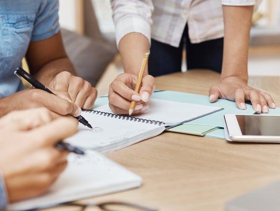 Nuove regole per i tirocini estivi negli uffici dell'Amministrazione provinciale: il compenso viene aumentato di 10 o 15 euro al giorno, le ore di lavoro giornaliere vengono ridotte da un minimo di 7,36 o 8 ore al giorno a 6 ore e la durata minima del tirocinio viene fissata da 6 a 4 settimane. (Foto: USP/Freepik, l'immagine può essere utilizzata solo per la pubblicazione di questo comunicato stampa)