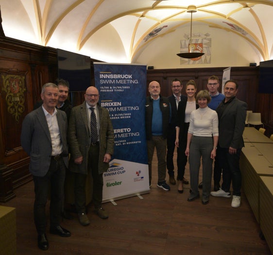 Gioco di squadra per la prima edizione dell'Euregio Swim Cup. Nella foto (da sinistra), il sindaco, Peter Brunner, Franz Beretta, direttore di Acquarena, Walter Taranto, presidente del Comitato Nazionale Alto Adige della Federazione Italiana di Nuoto, FIN, Gianfranco Barbieri (2001 Team Rovereto), Sebastian Strasshofer, presidente del Tiroler Wassersportverein, Ute Waldthaler (Tiroler Versicherung), Sabine Dejakum, prasidente del comitato organizzatore dell'Euregio Swim Cup, Nicolò Rigatti (Amicinuoto Riva) e Robert Krismer (Tiroler Wassersportverein). (Foto: Euregio Swim Cup)