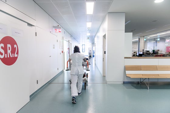 Die Versorgung von Menschen mit akuten und chronischen Schmerzen soll verbessert werden: In ihrer Sitzung vom 1. April hat die Landesregierung auf Vorschlag von Gesundheitslandesrat Hubert Messner das Modell des Netzwerks der Schmerztherapie auf Landesebene gutgeheißen. Das Symbolbild entstand im Krankenhaus Bozen. (Foto: LPA/Claudia Corrent)