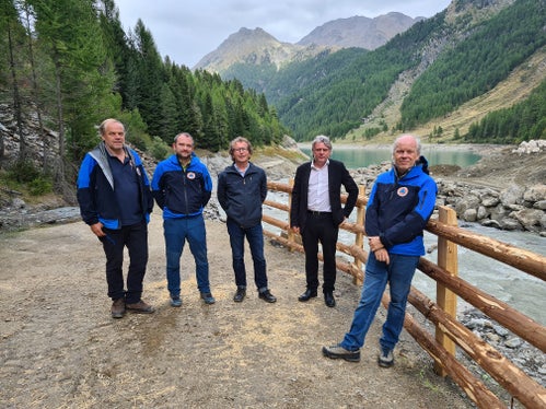 Lokalaugenschein: (v.l.) Amtsdirektor Peter Egger, Baustellenleiter Florian Nössing, Gewässerökologe Peter Hecher, Bürgermeister der Gemeinde Martell Georg Altstätter, Direktor des Funktionsbereichs Wildbachverbauung Fabio De Polo (Foto: LPA/Landesamt für Wildbach- und Lawinenverbauung West)