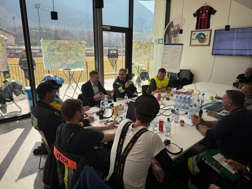 Forstwirtschaftslandesrat Luis Walcher (Dritter von rechts) hat sich heute Mittag in der Einsatzzentrale in Latsch ein Bild von der Lage beim Waldbrand am Sonnenberg verschafft. (Foto: LPA)
