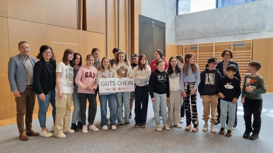 Gruppenbild der Schülerinnen und Schüler, die sich mit ihren Arbeiten die ersten Plätze geholt haben. (Foto: LPA/Bildungsdirektion)