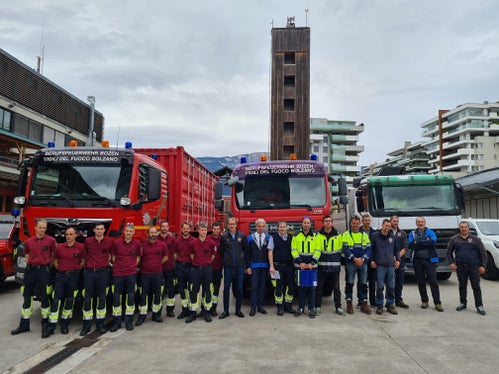 Gruppenfoto mit Agenturdirektor, Landesrat und stellvertretendem Kommandanten der Berufsfeuerwehr (Bildmitte, von links) vor der Abfahrt (Foto: Berufsfeuerwehr/Felix Reggiani)