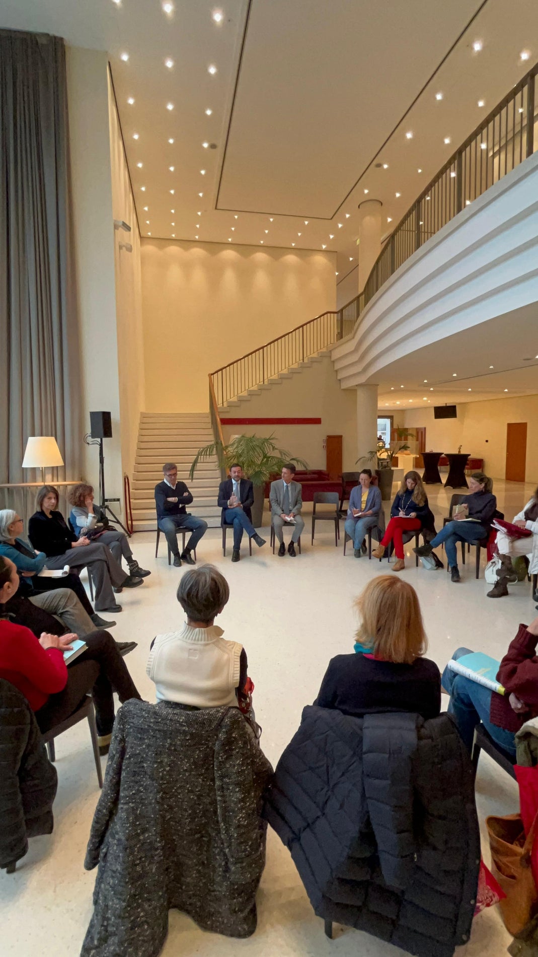 Al centro, il direttore del Teatro Stabile di Bolzano Walther Zambaldi, l'assessore Marco Galateo e il sovrintendente scolastico Vincenzo Gullotta alla riunione del 1° dicembre. (Foto. USP)