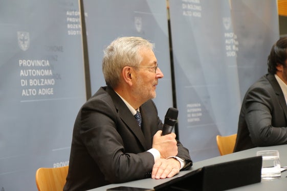 Der Präsident der Handelskammer, Michl Ebner, bei der heutigen Präsentation im Landhaus in Bozen (Foto: LPA/Peter Natter)