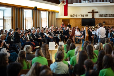 Land- und hauswirtschaftliche Fertigkeiten, Tanz, Musik und Sprache: Beim Festakt stellten Schülerinnen und Schüler die Workshop-Ergebnisse des Kulturtags vor.&nbsp;(Foto: Land Tirol/Fitsch)