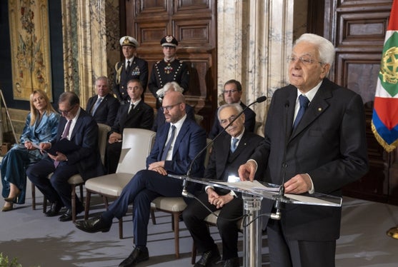 Staatspräsidenten Sergio Mattarella (rechts stehend) rief beim Weihnachtsempfang zum Einsatz für die Demokratie auf (vorne sitzend von links: Ministerpräsidentin Giorgia Meloni, der Präsident des Senats Ignazio La Russa, der Präsident der Abgeordnetenkammer Lorenzo Fontana und der Präsident des Verfassungsgerichts Giovanni Amoroso.  (Foto: quirinale.it)
