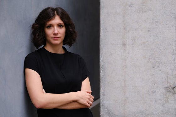 La scrittrice bolzanina Maddalena Fingerle presenterà il suo secondo libro alla Waltherhaus il 13 febbraio. (Foto: Dominik Rößler)