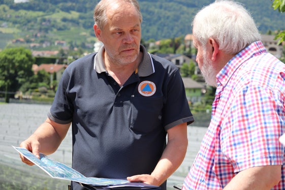 Projektbegutachtung: der Direktor des Landesamtes für Wildbach- und Lawinenverbauung West Peter Egger (l.) mit dem Vertreter der Deutschen Dendrologischen Gesellschaft e.V. Heribert Reif; die Dendrologie ist die Lehre von den Bäumen und Gehölzen. (Foto: LPA/Maja Clara)