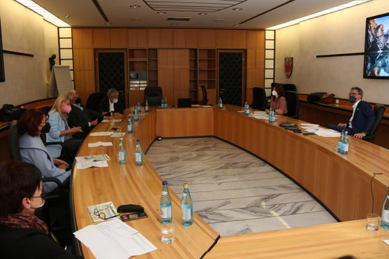 Gli alloggi, l'energia, le telecomunicazioni e le finanze sono stati nominati dall'amministratore delegato del Centro Tutela Consumatori Bauhofer (a sinistra) nella Consulta provinciale per la tutela dei consumatori e utenti come temi persistenti per i cittadini. (Foto: ASP/Guido Steinegger)