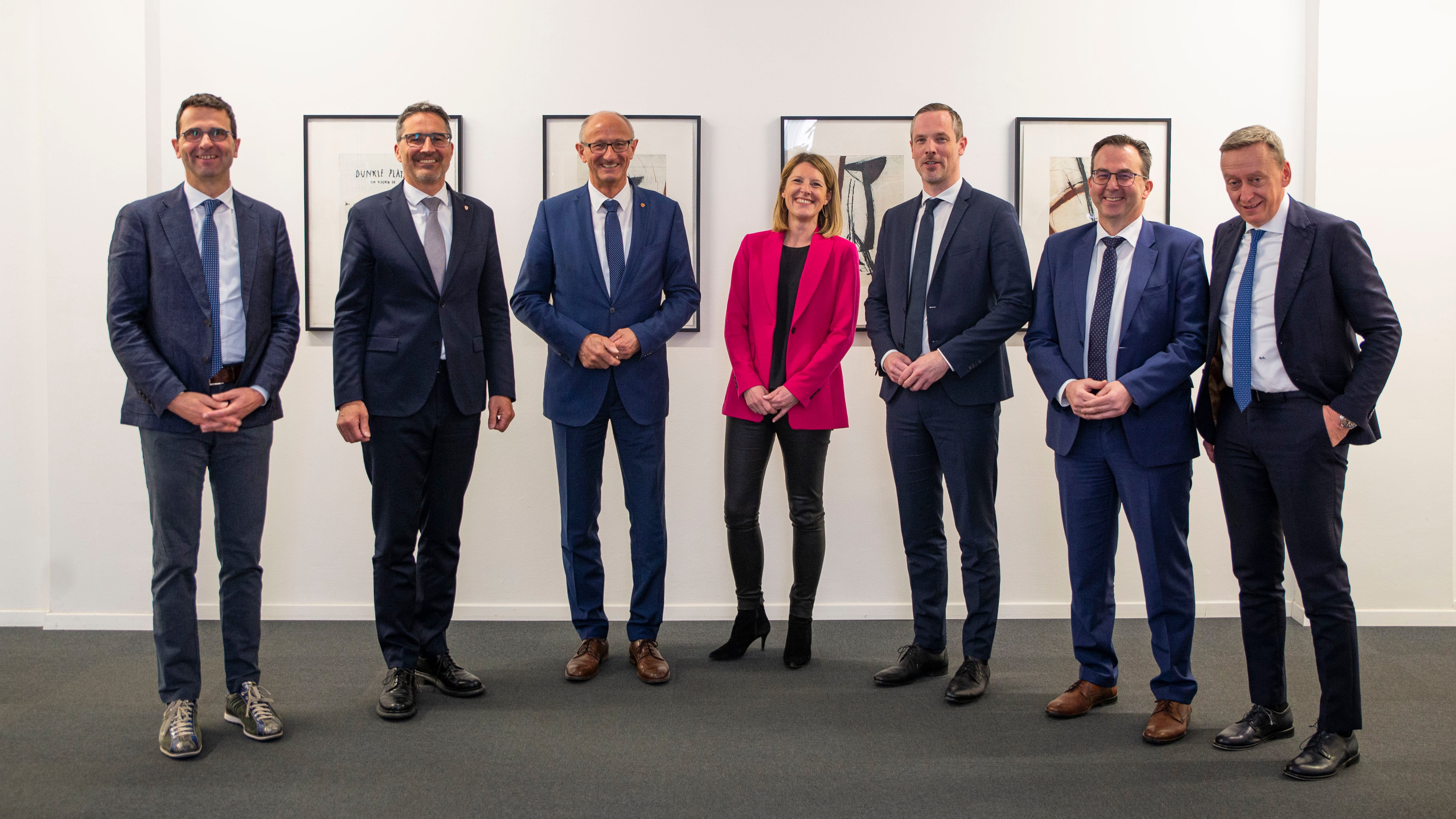 Affrontare le sfide del traffico del futuro. Nella foto, (da sinistra), Hartmann Reichhalter (A22), il presidente altoatesino Kompatscher, il presidente del Tirolo, Mattle, Petra Mödlhammer-Prantner, Hartwig Hufnagl e Stefan Siegele (tutti Asfinag AG) e Carlo Costa, direttore tecnico generale di A22. (Foto: ASP/Fabio Brucculeri)
