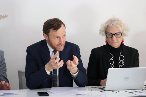 Il valore della sinergia e della rete sottolineato dal direttore di Ripartizione Mathias Stuflesser e da Sonia Amelotti del Segretariato congiunto dell'autorità di gestione. (Foto: USP/Maja Clara)