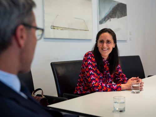 Nell'incontro inaugurale con la nuova difensora civica Veronika Meyer, il presidente della Provincia autonoma di Bolzano Arno Kompatscher ha sottolineato l'importanza di un rapporto trasparente e di fiducia tra la Giunta provinciale e i cittadini. (Foto: ASP/Fabio Brucculeri)