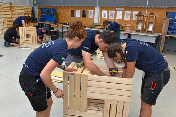 Il Team Italy 2 presso una postazione GaLaBau, dedicata al giardinaggio e alla paesaggistica: il compito consisteva nel realizzare pavimentazioni, posare lastre, erigere muri, stendere prato a rotoli e realizzare una piantumazione. (Foto: USP/Scuola professionale Laimburg)