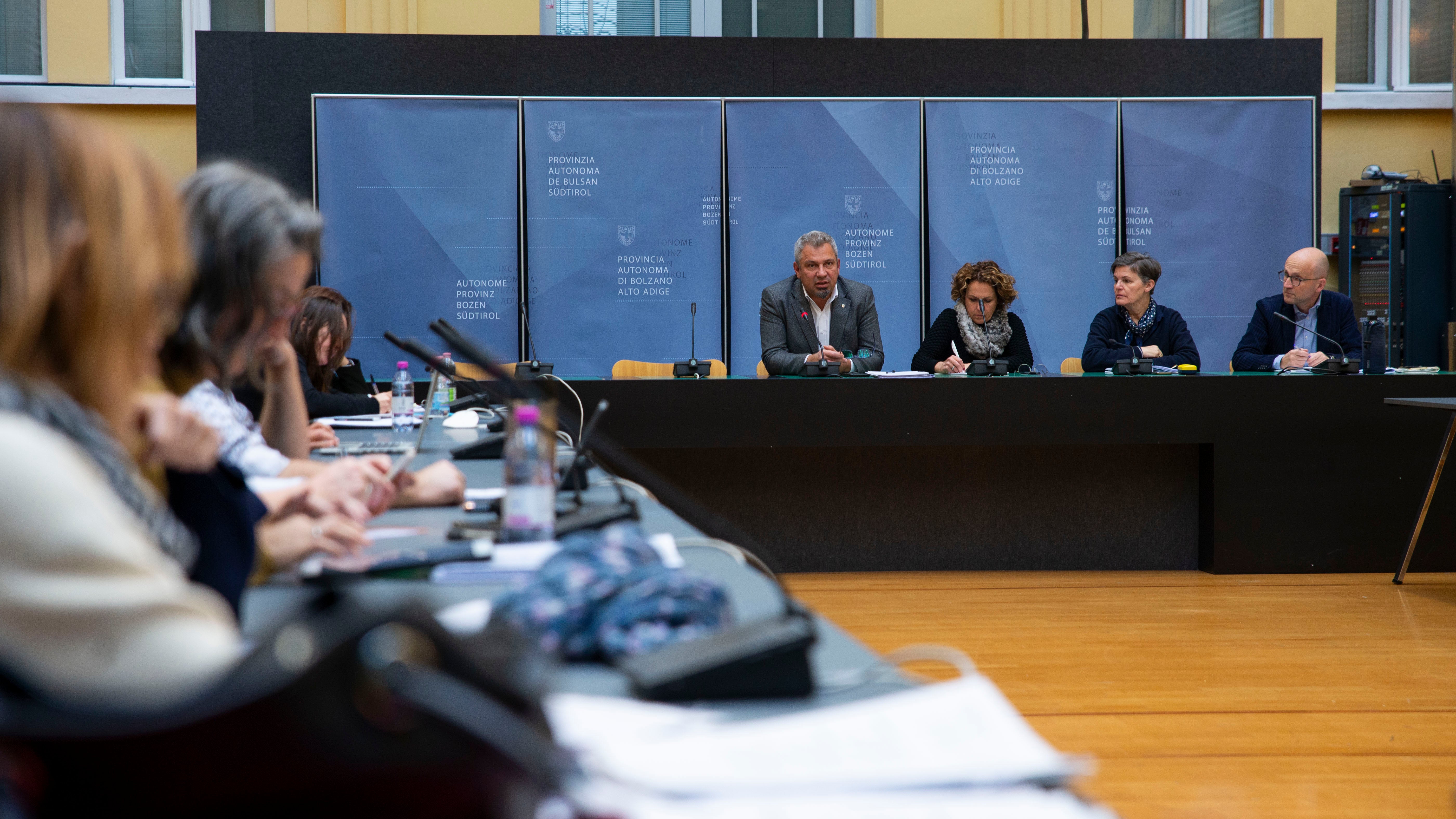 Il capo-negoziatore Alexander Steiner (direttore generale della Provincia di Bolzano, a sinistra sul tavolo): Le trattative sul contratto collettivo d'intercomparto verranno condotte in parallelo, il contratto per il periodo scaduto 2019-2021 e il primo contratto parziale per il periodo 2022-2024 dovrebbero essere firmati in rapida successione. (Foto: ASP/Fabio Brucculeri)