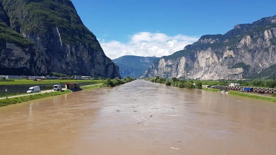 Die Hauptspitze der Hochwasserwelle ist gegen Mittag in Salurn (im Bild) vorbeigezogen. (Foto: Agentur für Bevölkerungsschutz/Amt für Hydrologie und Stauanlagen)
