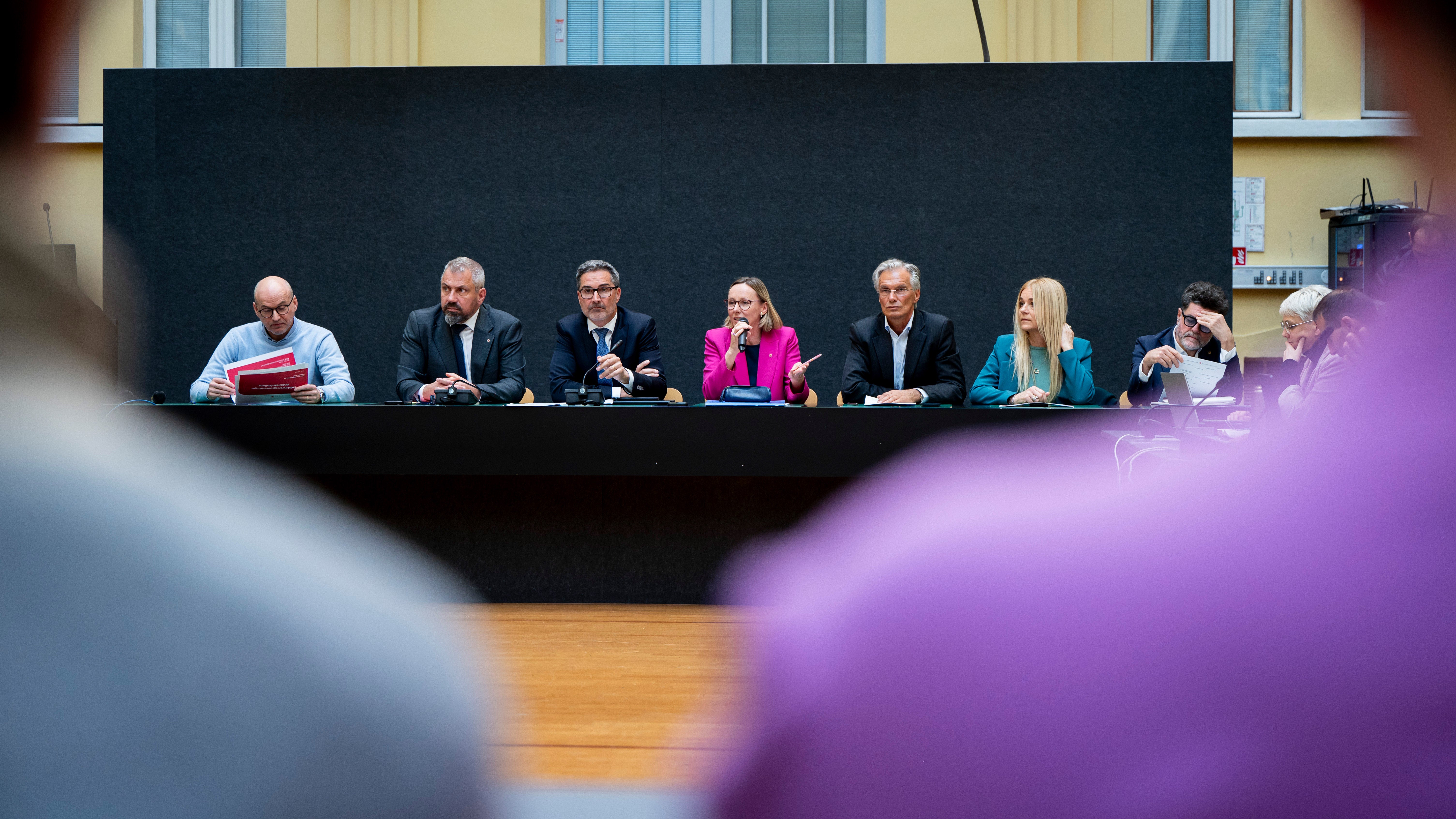 Stellten heute das Angebot der öffentlichen Delegation vor: v.l. Ressortdirektor Günther Burger, Generaldirektor Alexander Steiner, Landeshauptmann Kompatscher, Landesrätin Amhof, der Vorsitzende der Landesagentur für Gewerkschaftsbeziehungen Hermann Troger und die Agenturmitglieder Brunhild Pircher und Domenico Laratta. (Foto: LPA/Fabio Brucculeri) 