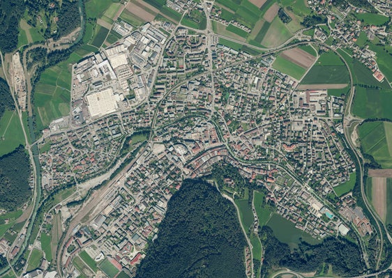 Acht Millionen Euro hat das Land den Gemeinden in diesen Tagen überwiesen, im Bild Bruneck im Orthofoto.