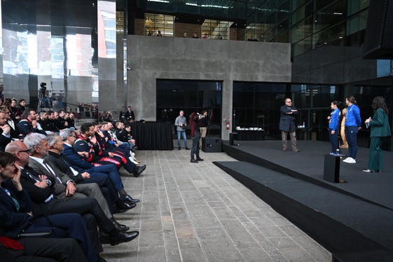 In prima fila al NOi Techpark anche numerosi assessori della Giunta provinciale tra i quali l'assessore allo Sport Peter Brunner e gli assessori Christian Bianchi, Philipp Achammer, Hubert Messner e Daniel Alfreider. (Foto: USP/Manuela Tessaro)