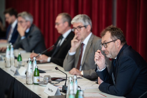 L'Alto Adige vorrebbe attingere alla già vasta esperienza dei Grigioni (nella foto diversi membri del Governo grigionese) per avere argomenti ancora più validi a favore di sistemi di gestione pragmatici dei grandi predatori che includano misure preventive. (Foto: ASP/Ivo Corrà)