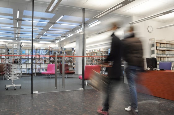 Anaïs Meier, Claus Soraperra und Anja de Falco sind am kommenden Samstag im Lesehof der Landesbibliothek "Teßmann" im Rahmen der Lesereihe "Halbmittag" zu Gast. (Foto: LPA/Teßmann)