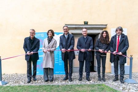 Taglio del nastro con gli ospiti d'onore: (da sinistra) il presidente della fondazione Hofburg Michael Mitterhofer, la vicepresidente della Giunta provinciale di Trento Francesca Gerosa, il presidente dell'Euregio e presidente della Giunta provinciale di Bolzano Arno Kompatscher, il vicecapitano del Land del Tirolo Philip Wohlgemuth, la curatrice della mostra Hofburg Kathrin Zitturi e il direttore della Hofburg Peter Schwienbacher (Foto: USP/Daniel von Johnston)