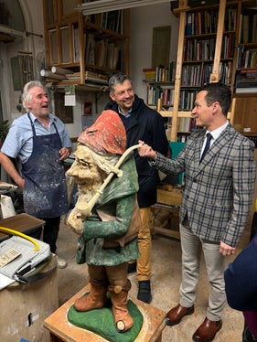 Da sinistra a destra: Hannes Rindler, scultore e restauratore, Daniel Alfreider, assessore all'Istruzione, Formazione e Cultura ladina, André Comploi, direttore della Direzione Istruzione, Formazione e Cultura ladina (Foto: USP/Direzione Istruzione, Formazione e Cultura ladina)