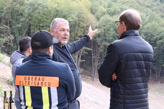 Diese Arbeiten hat die Wildbachverbauung ausgeführt: den Bau des neuen Rückhaltebeckens oberhalb der Promenade, die Adaptierung mit Filterkamm der bereits bestehenden Sperre unterhalb der Promenade und die Anpassung des Ablaufgerinnes, erklärt Bauleiter Hansjörg Prugg vom Landesamt für Wildbach- und Lawinenverbauung Süd. (Foto: LPA/Maja Clara)