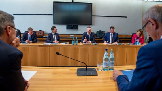 I presidenti Kompatscher (nella foto a sinistra) e Mattle sono stati informati dai gestori delle infrastrutture sulle prossime misure di intervento come, ad esempio, nella zona del viadotto Lueg. (Foto: ASP/Fabio Brucculeri)