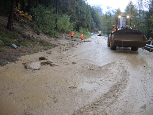 Die Landesstraße von Mühlbach nach Meransen wurde heute durch einen Murgang verlegt, nach einem Lokalaugenschein der Landesgeologen und Aufräumarbeiten des Landesstraßendienstes konnte sie um 12 Uhr wieder für den Verkehr freigegeben werden. (Foto: LPA/Landesamt für Geologie und Baustoffprüfung)