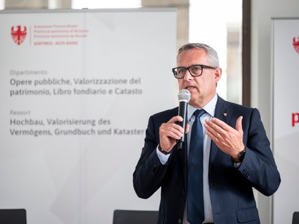 Bei der #halbzeit-Pressekonferenz gab Hochbau- und Vermögenslandesrat Christian Bianchi einen Überblick über die laufenden und geplanten öffentlichen Bauvorhaben. Für den Dreijahreszeitraum 2026–2028 sind 113 Projekte im Wert von 431 Millionen Euro vorgesehen. (Foto: LPA/Fabio Brucculeri)
